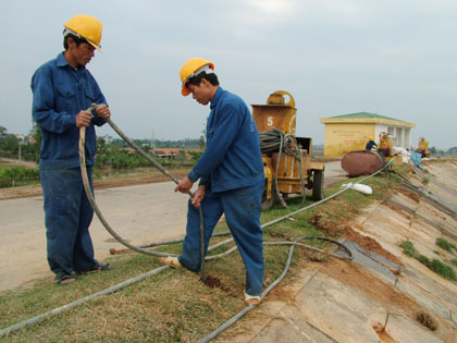 Xử lý chống thấm đê sông Hồng địa phận xã Hải Bối (Đông Anh).